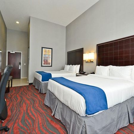 Holiday Inn Express & Suites Utica By Ihg Habitación foto