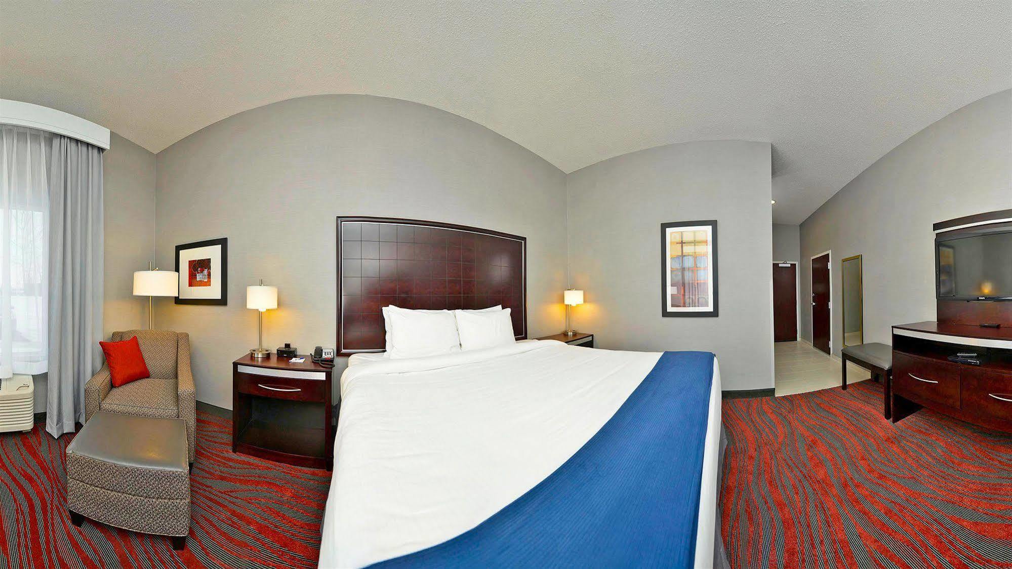 Holiday Inn Express&Suites Utica Exterior foto